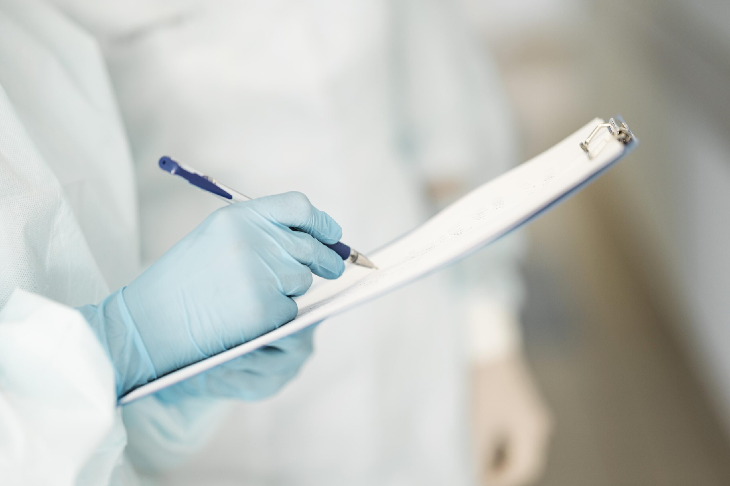 medicos-de-primer-plano-completando-formulario-medico